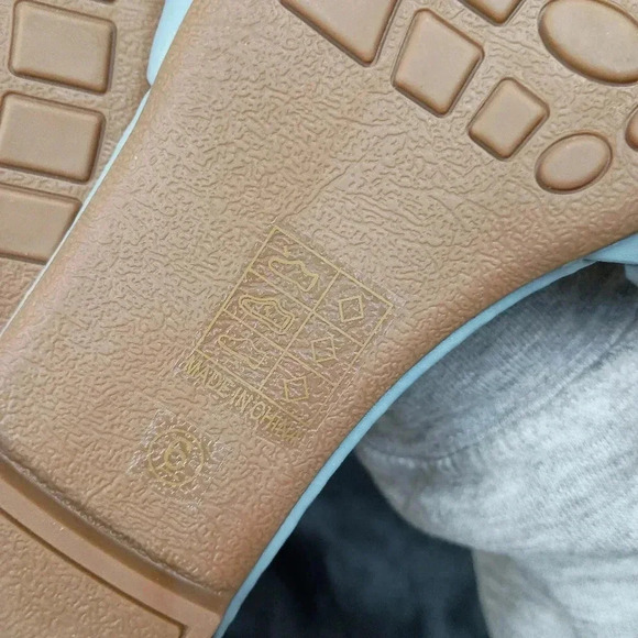 Open toe flat sandal with buckle size 6 and 1/2 - Picture 8 of 8